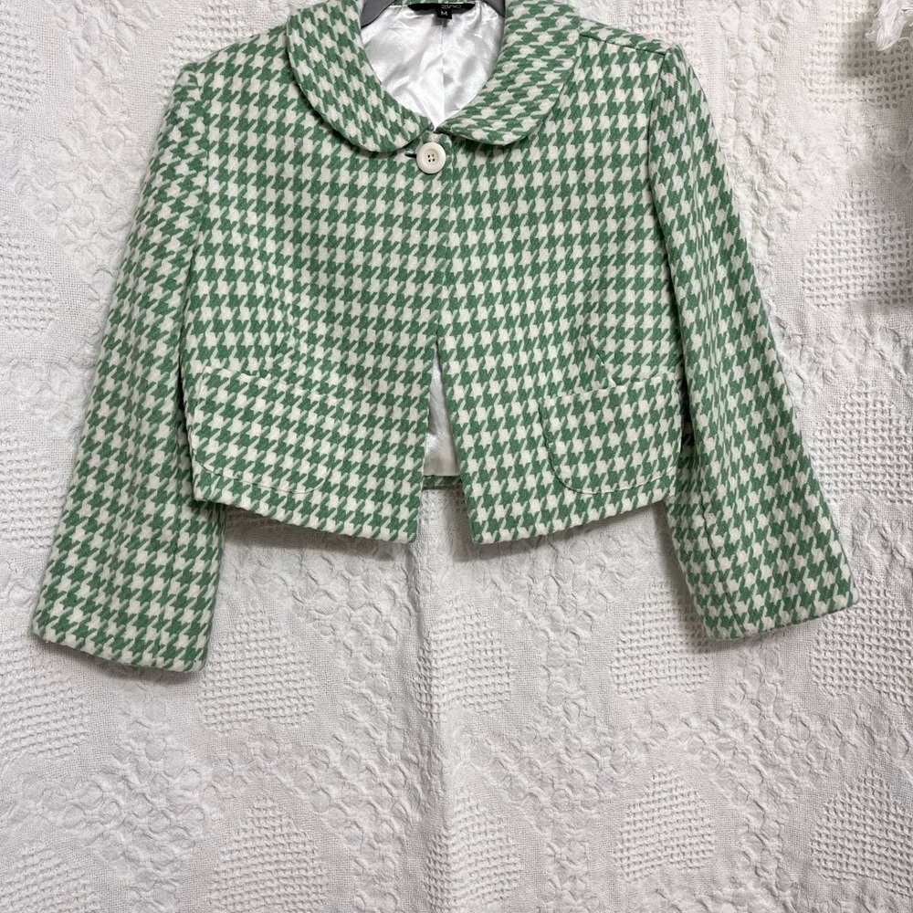Cropped Tweed Blazer with shoulder pads .